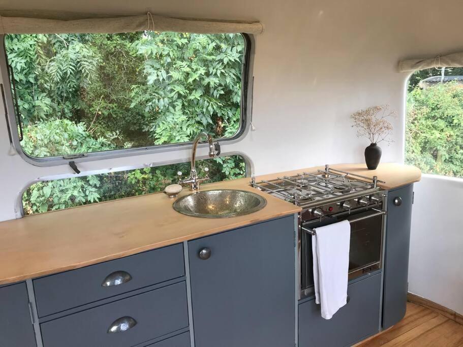 Airstream, Vintage American Caravan & Hottub Ashburton Buitenkant foto