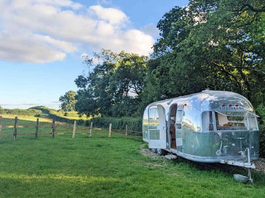 Airstream, Vintage American Caravan & Hottub Ashburton Buitenkant foto