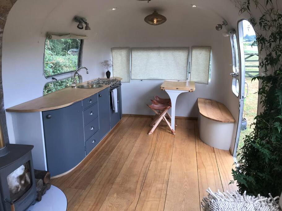 Airstream, Vintage American Caravan & Hottub Ashburton Buitenkant foto